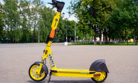 Самокат стоит на улице