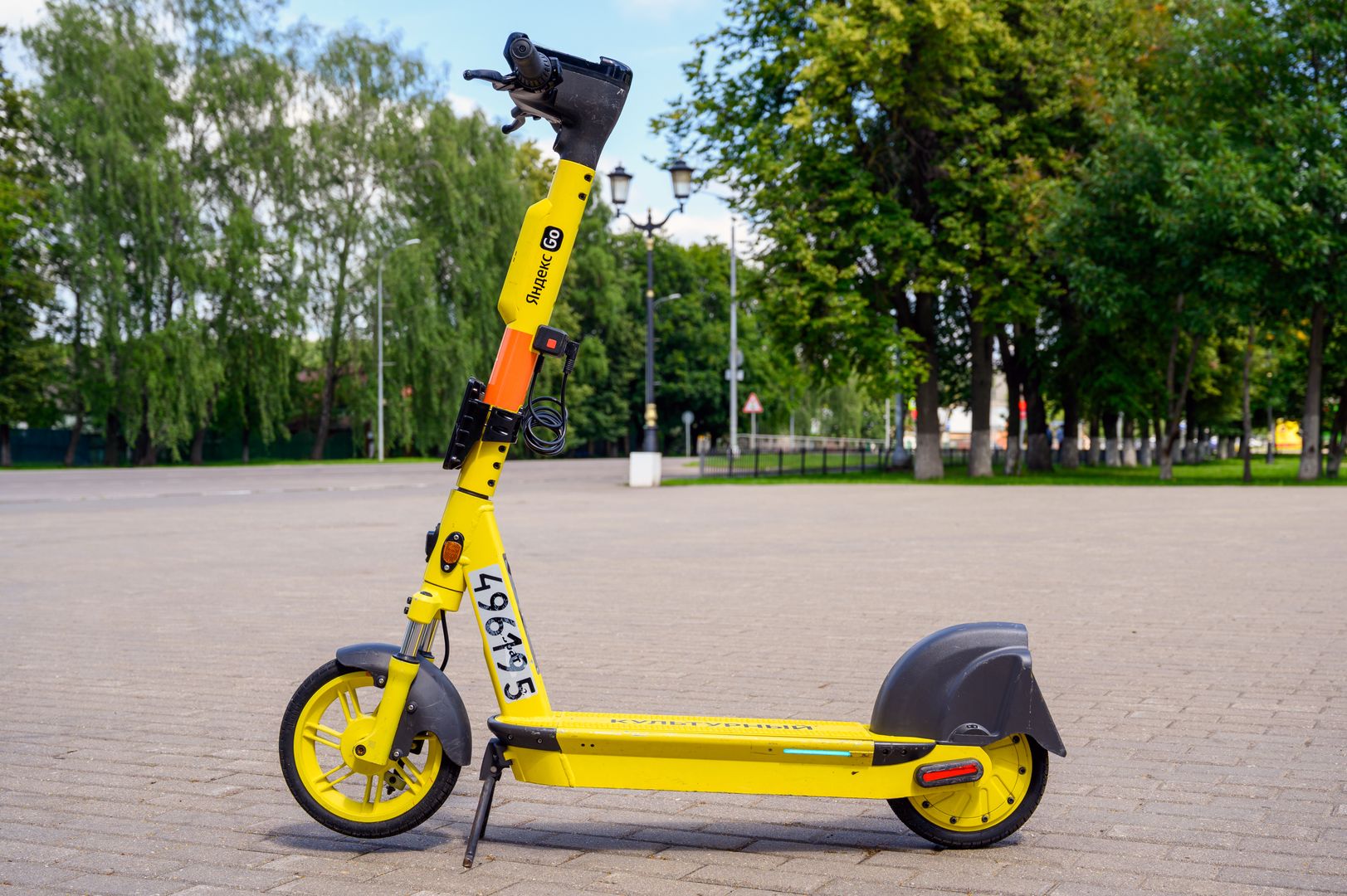 Самокат стоит на улице