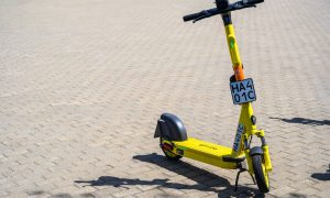 Самокат Яндекса на улице