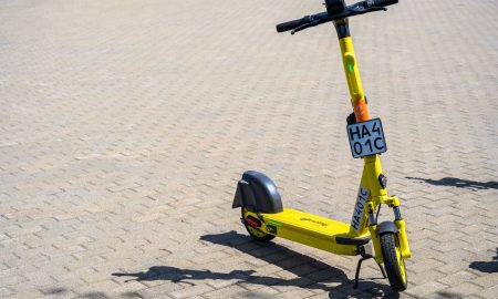 Самокат Яндекса на улице