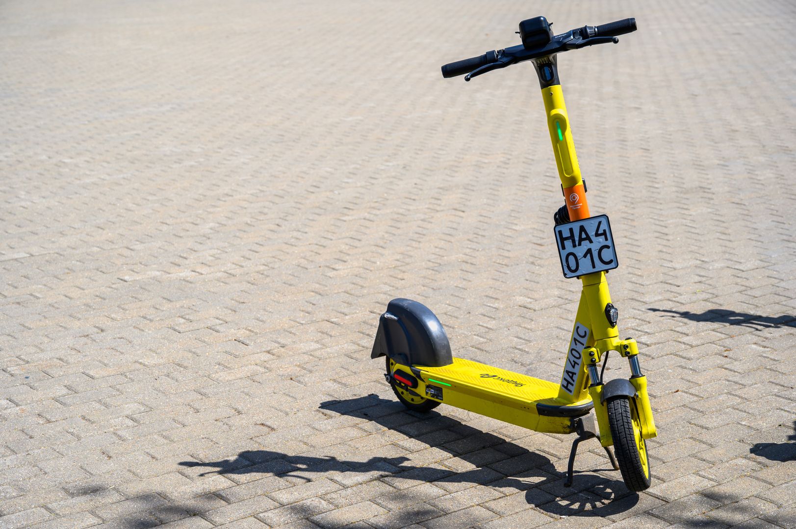 Самокат Яндекса на улице