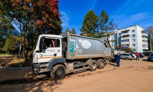 Мусоровоз на дороге