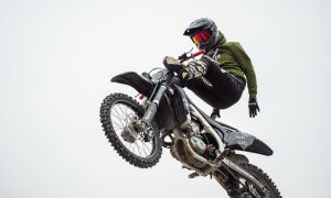 Мужчина на байке