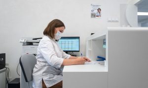 Медсестра в кабинете