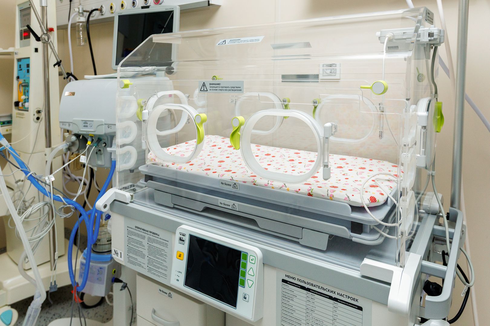 Кабинет в роддоме с оборудованием