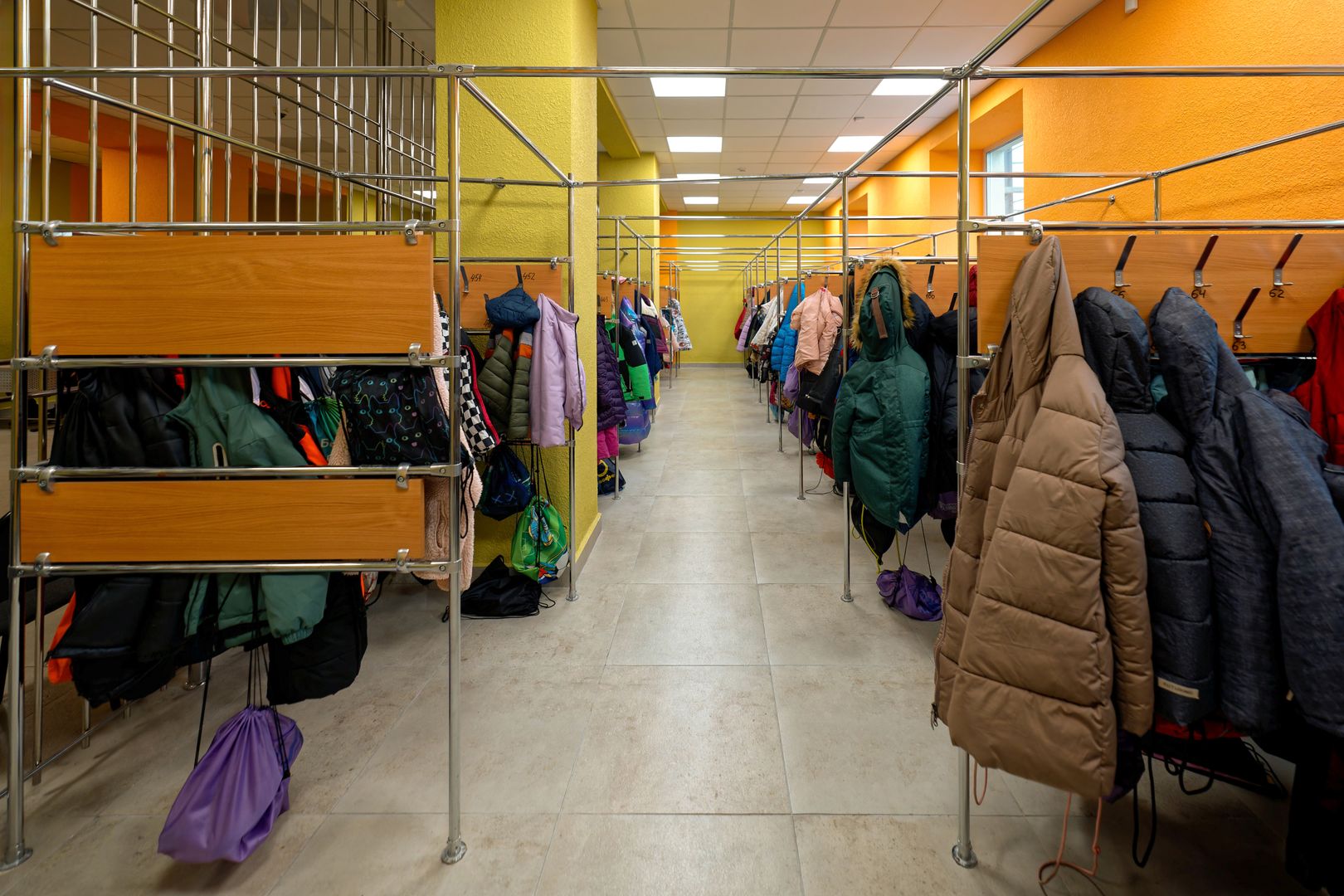 Раздевалка в школе
