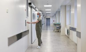 Врач в больнице