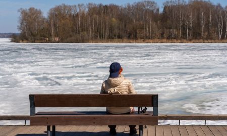 Женщина на берегу озера