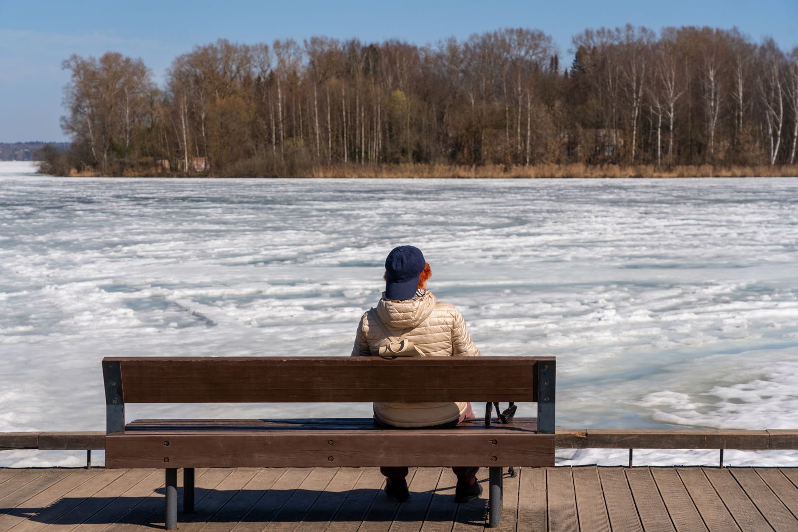 Женщина на берегу озера