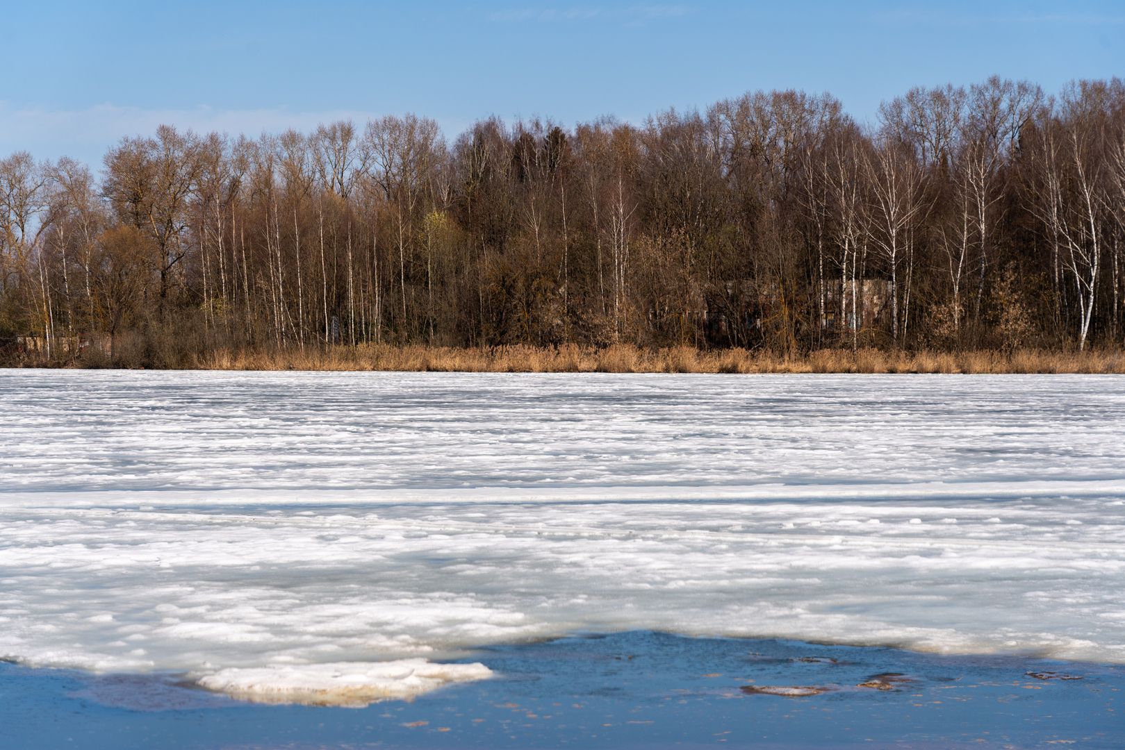 Поиск пропавших рыбаков на озере