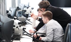 Подростки изучают новую профессию