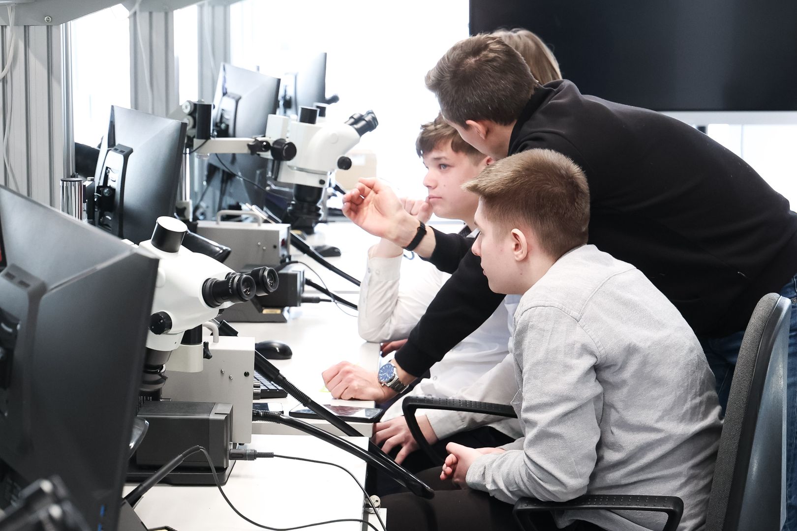 Подростки изучают новую профессию