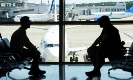 Пассажиры в аэропорту