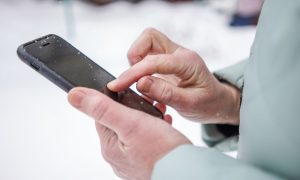 Смартфон в руках