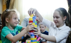 Дети играют