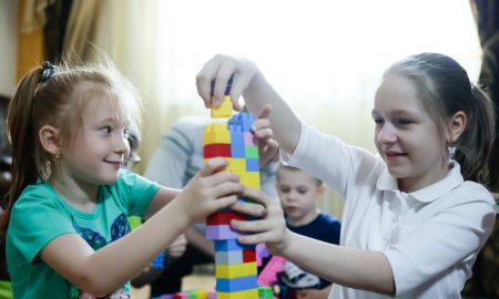 Дети играют