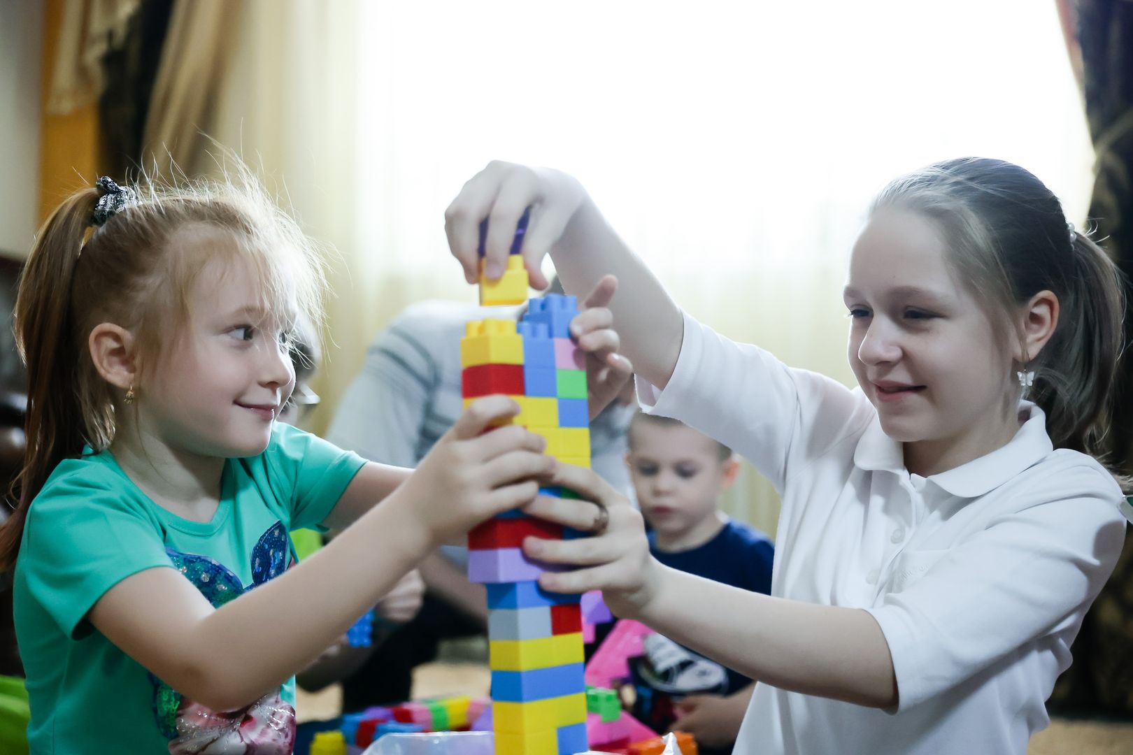 Дети играют