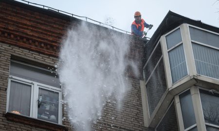 Уборка снега с крыши