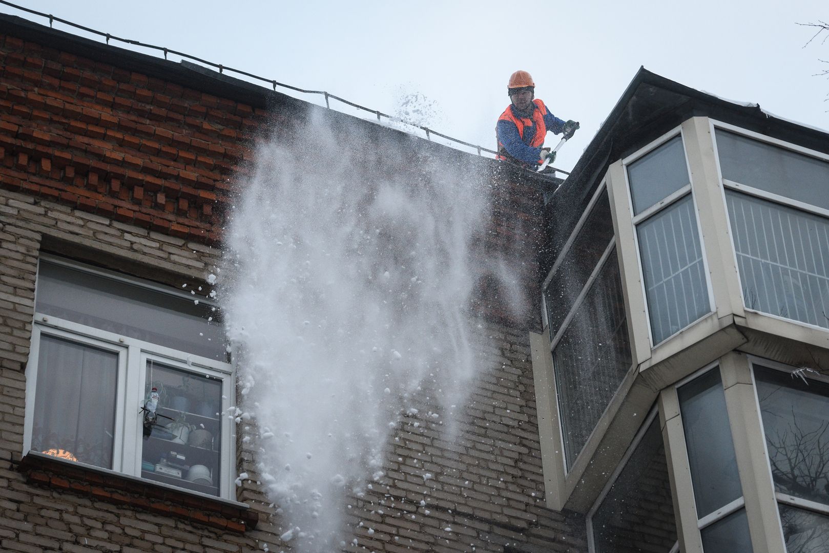 Уборка снега с крыши