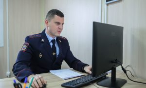 Полицейский в офисе