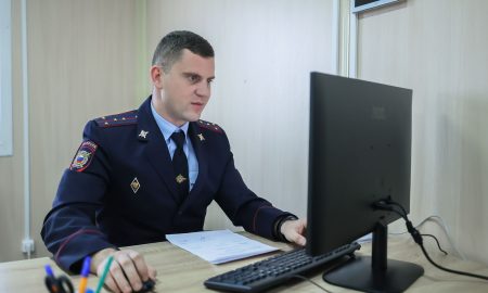 Полицейский в офисе