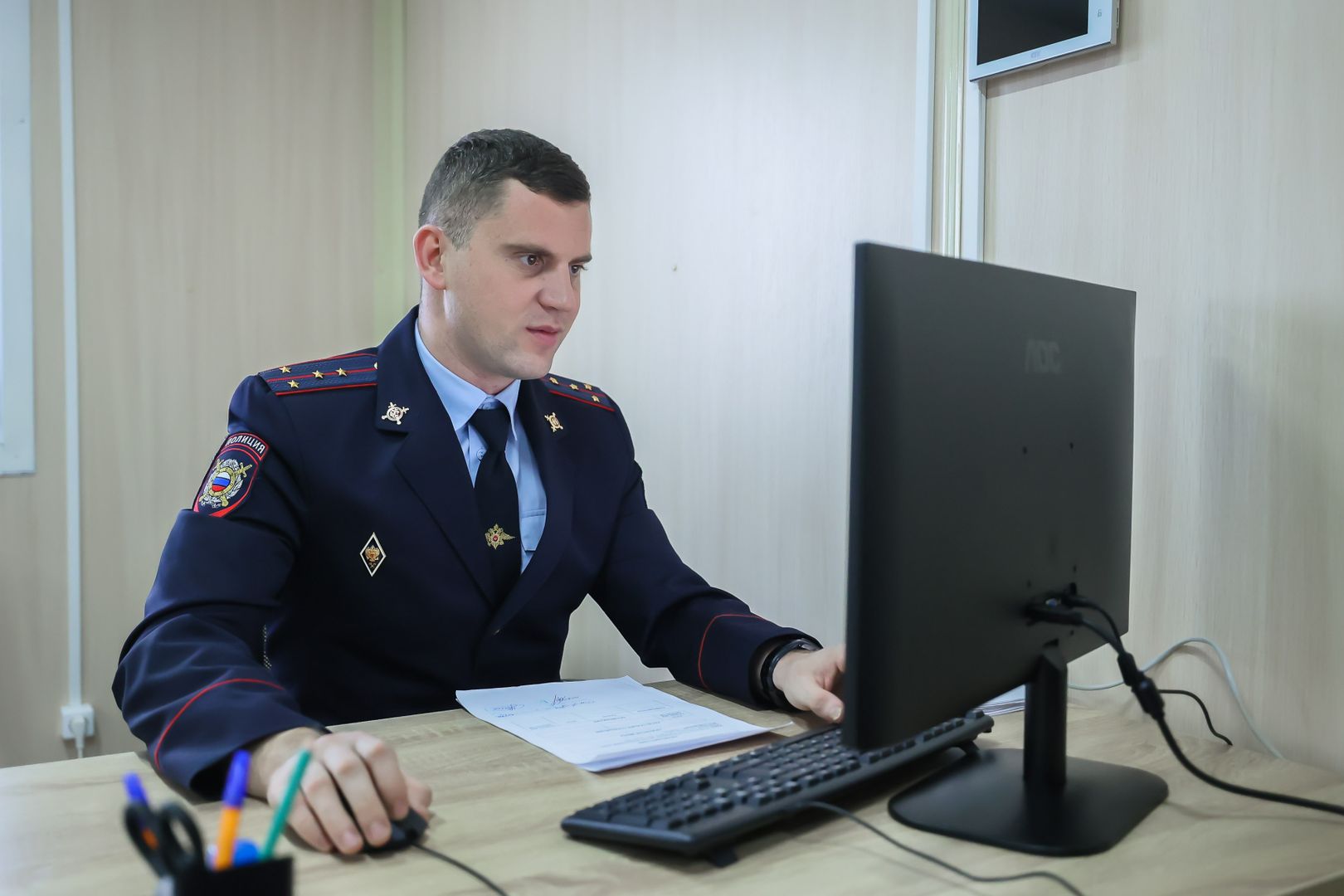 Полицейский в офисе