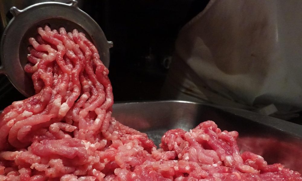 Фарш в мясорубке