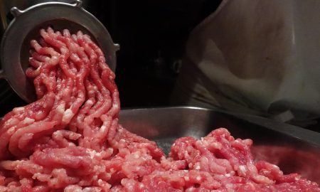 Фарш в мясорубке