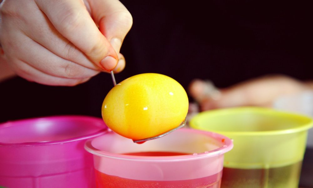 Красит яйца