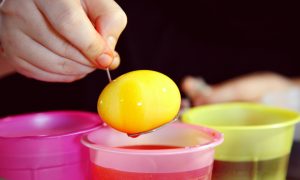 Красит яйца