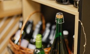 Алкоголь стоит на прилавке