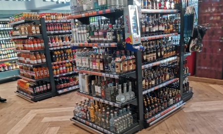 Алкоголь стоит на полках