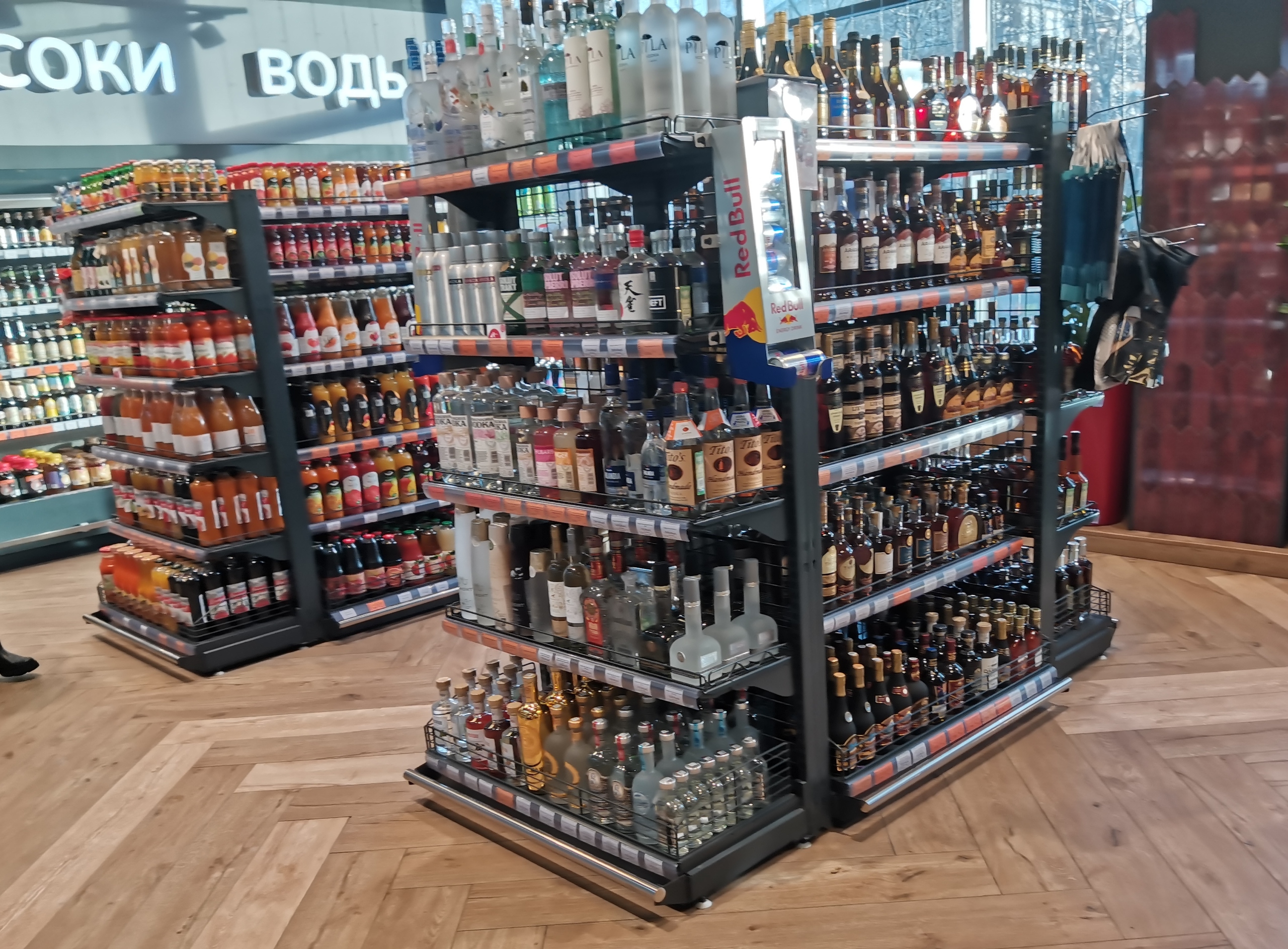 Алкоголь стоит на полках