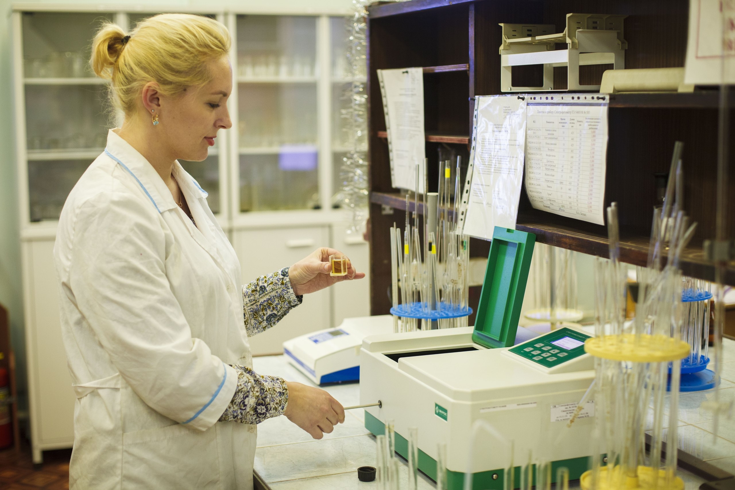Женщина проводит исследования