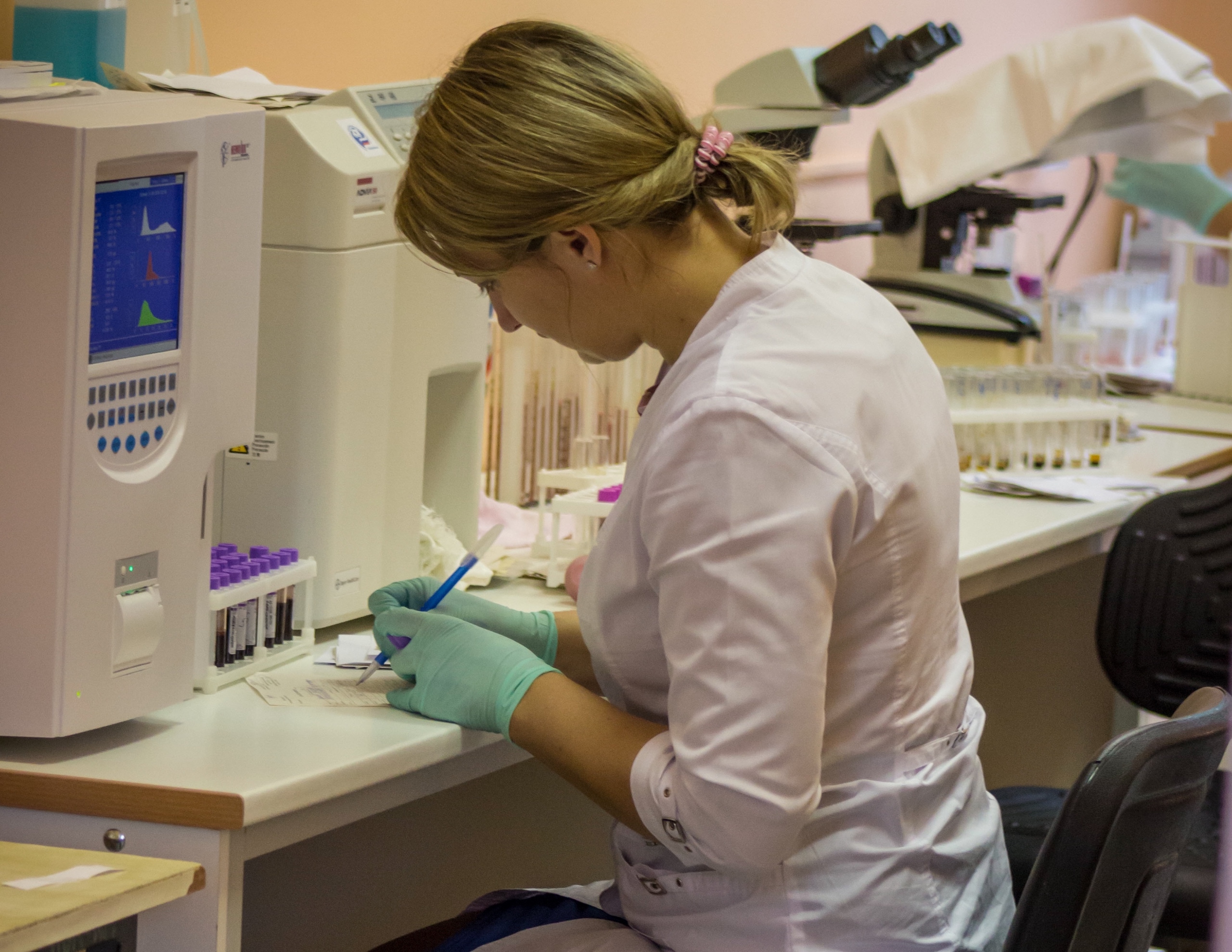 Женщина проводит анализ