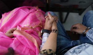 пара держится за руки