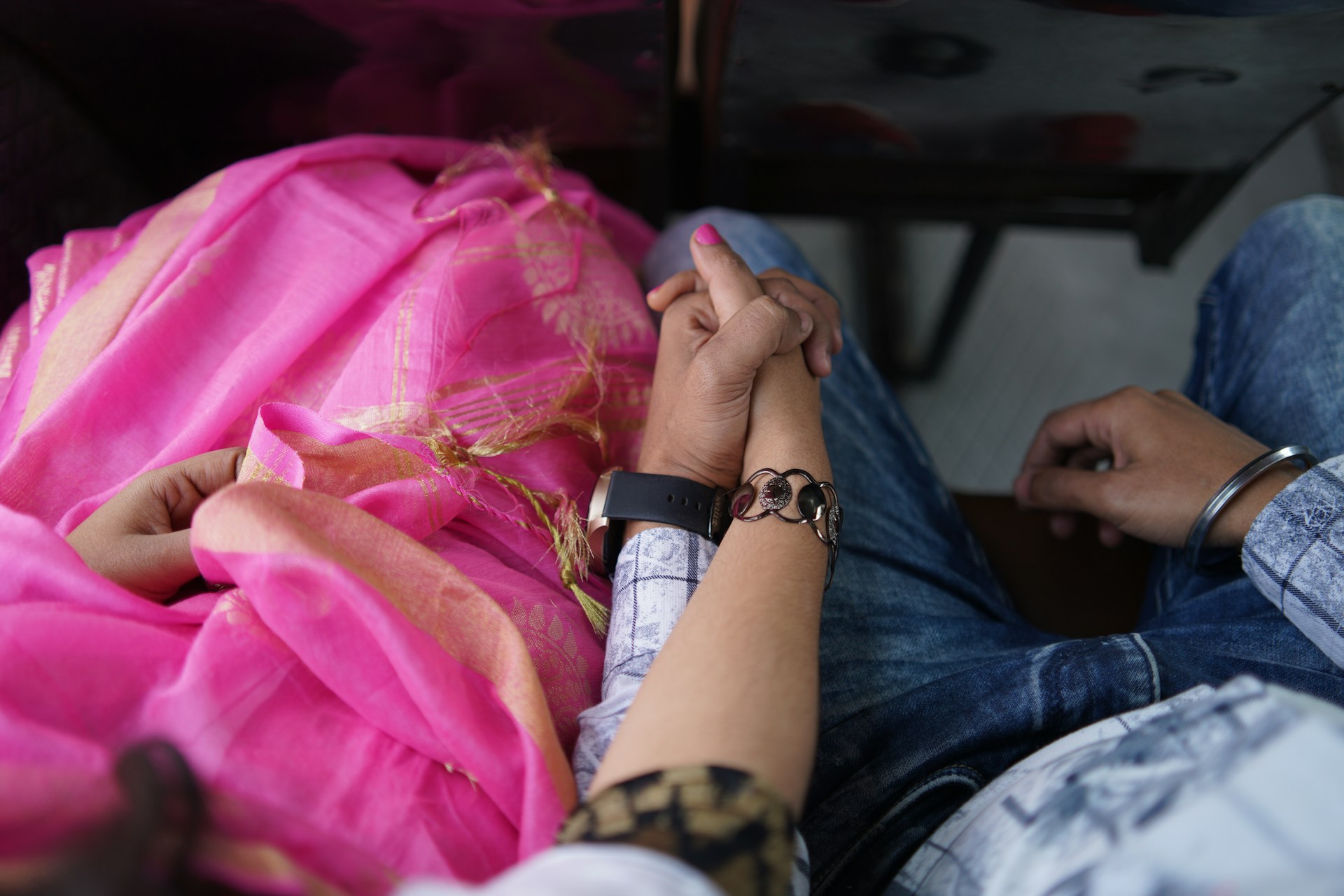 пара держится за руки