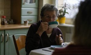 Бабушка ест