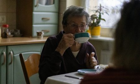 Бабушка ест