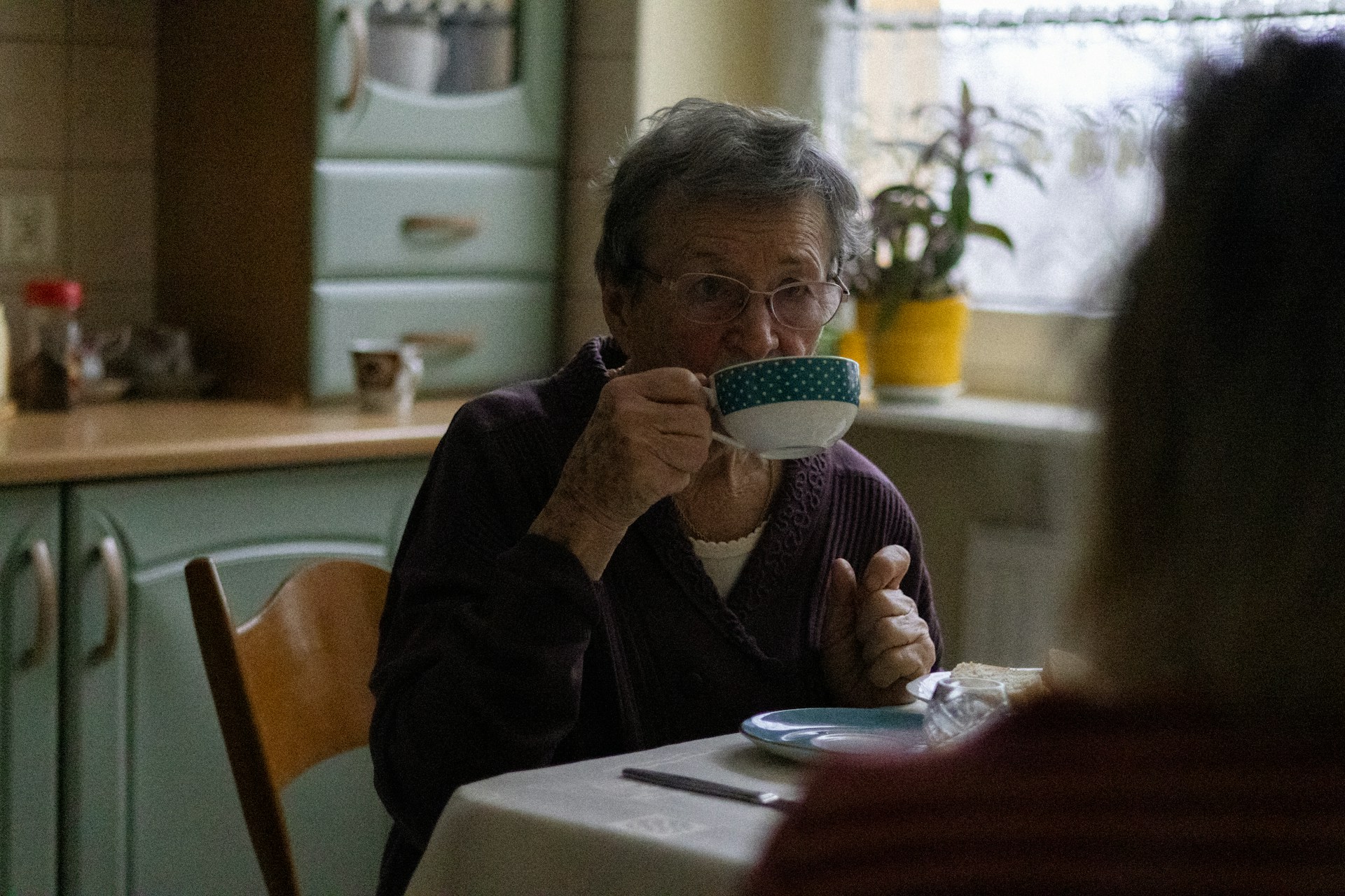 Бабушка ест