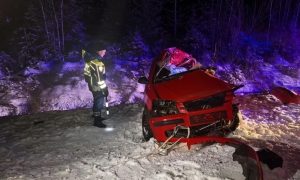 Красный автомобиль Хендай, разбитый в результате лобового столкновения с КамАЗом на трассе Екатеринбург — Серов.