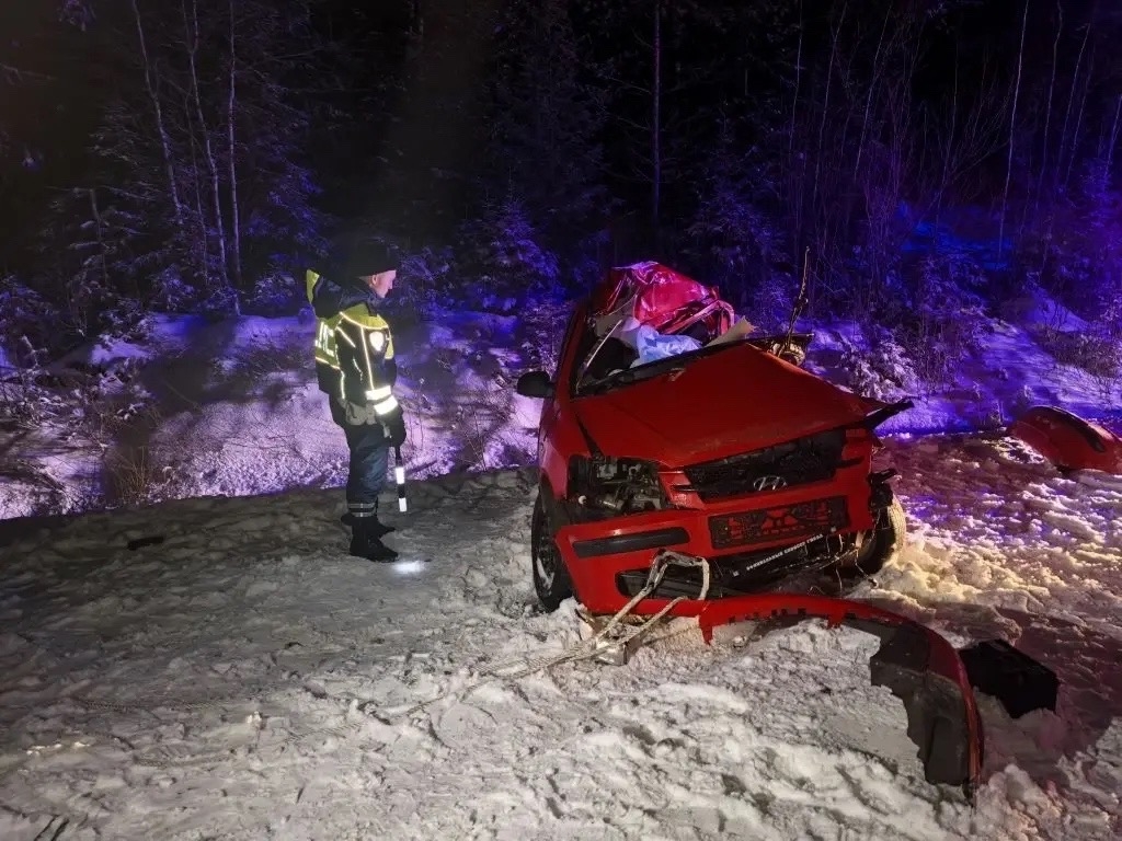 Красный автомобиль Хендай, разбитый в результате лобового столкновения с КамАЗом на трассе Екатеринбург — Серов.