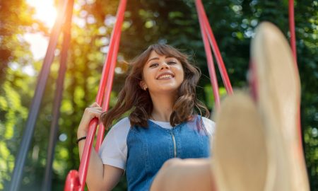 Девушка на качеле