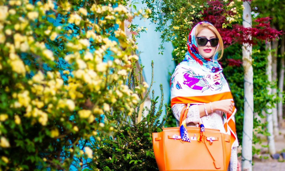 Девушка в ярком пальто