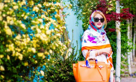 Девушка в ярком пальто