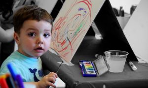 Ребенок рисует