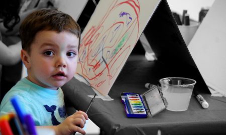 Ребенок рисует
