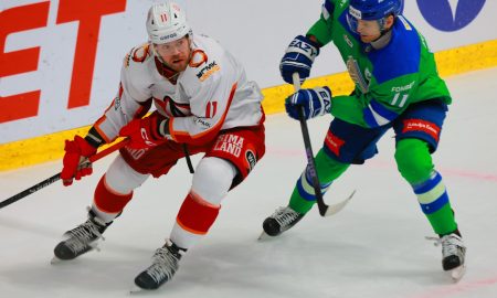 Хоккеисты во время матча в Уфе