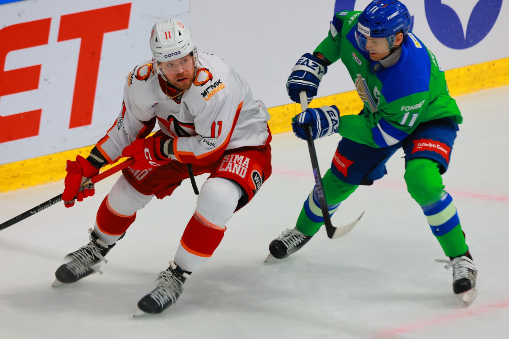 Хоккеисты во время матча в Уфе