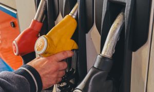 Мужчина заправляет автомобиль